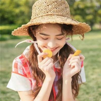 7岁女孩吃完自助,上衣和裤子的衣兜都鼓鼓的被撑满,店员怀疑偷拿!翻开口袋,众人哭了