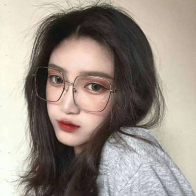 00后女警首次骑马巡边